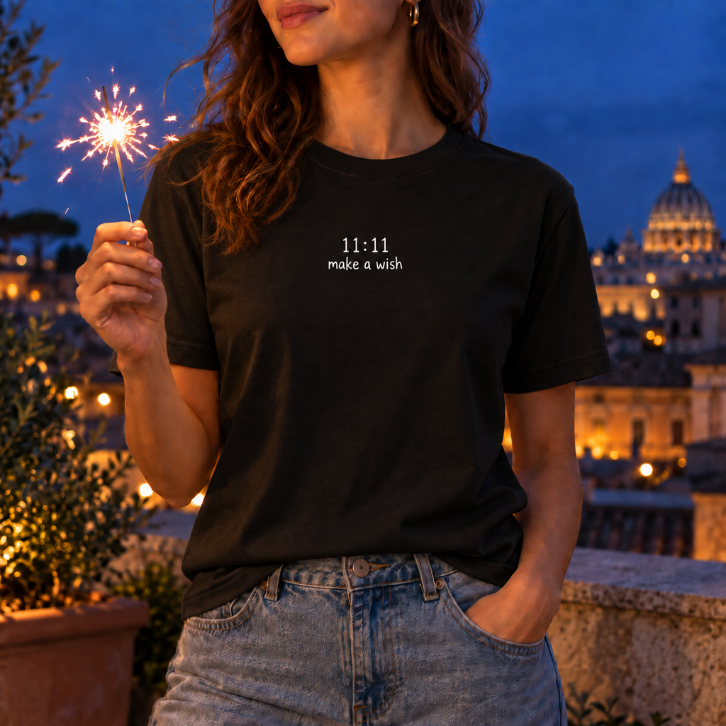 Ragazza con T-shirt nera NOTEVEN 11:11 make a wish e una stella filante accesa