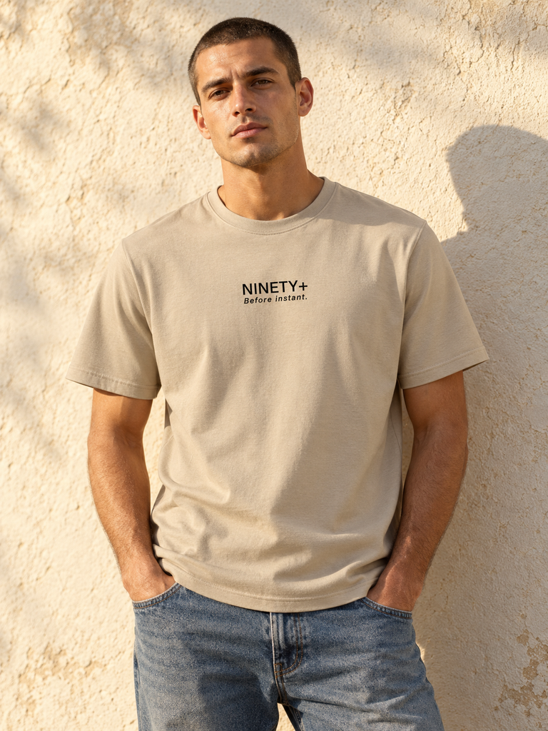 Mockup generato: NOTEVEN NINETY+ NINETY+ — Before Instant latte indossata, fronte — mockup illustrativo generato