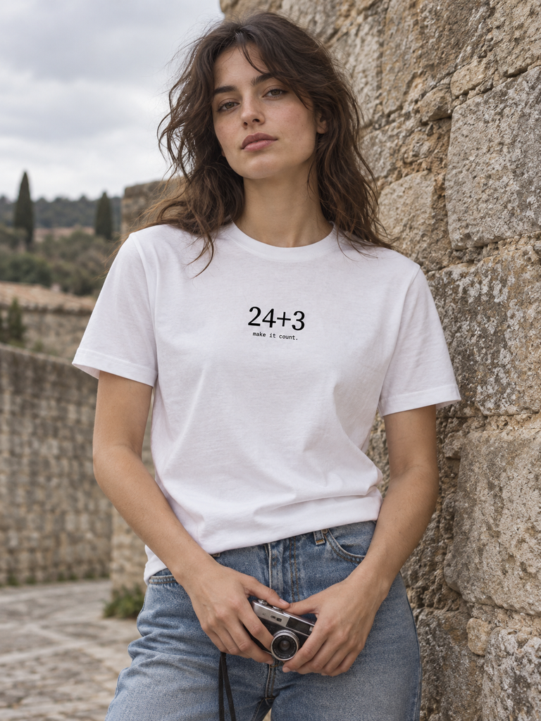 Mockup generato: NOTEVEN NINETY+ 24+3 — Make It Count bianco indossata, fronte — mockup illustrativo generato