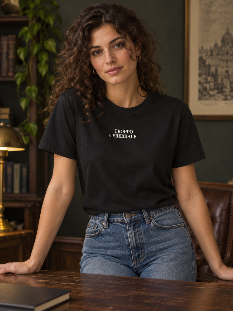 Mockup generato: NOTEVEN NINETY+ Troppo Cerebrale nero indossata, fronte — mockup illustrativo generato