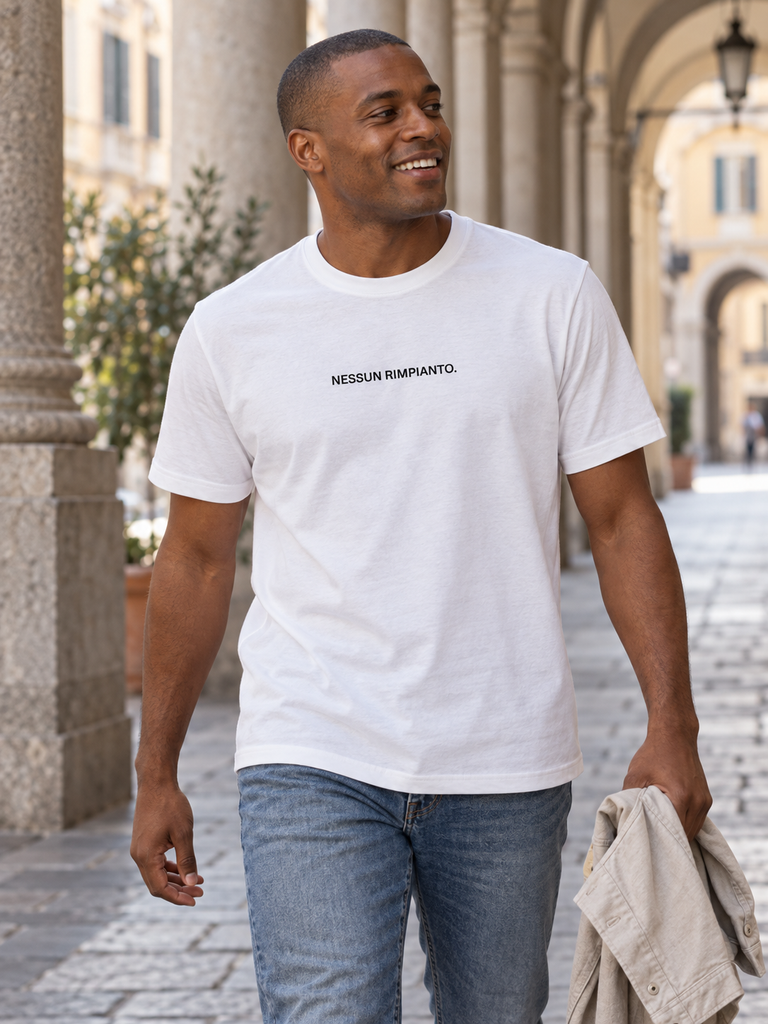 Mockup generato: NOTEVEN NINETY+ Nessun Rimpianto bianco indossata, fronte — mockup illustrativo generato