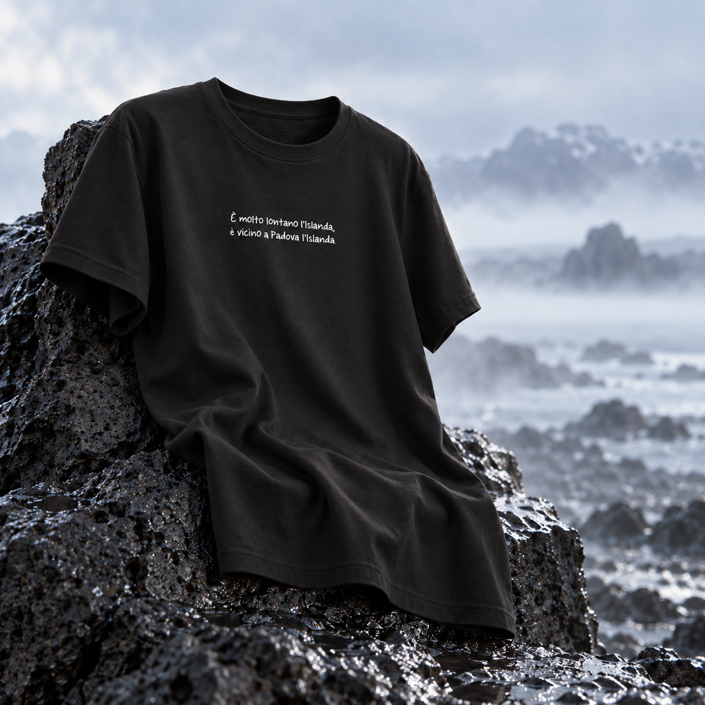 È molto lontano l’Islanda — T-shirt unisex